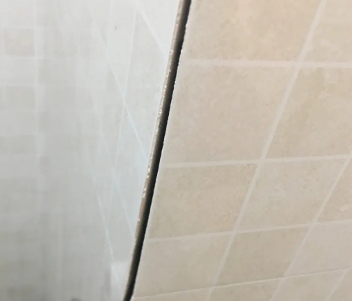 高邮瓷砖空鼓维修公司分享阳台瓷砖脱落的修复过程可以分为以下几个步骤