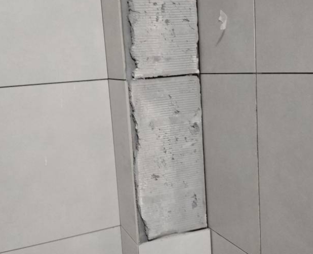 高邮瓷砖空鼓维修公司分享下瓷砖施工前基层浇水润湿程度不足，可能导致以下问题